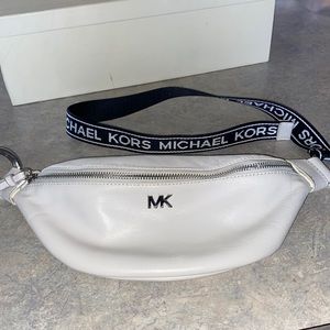 Gorgeous white leather Michael Kors fanny pack/ should sling !